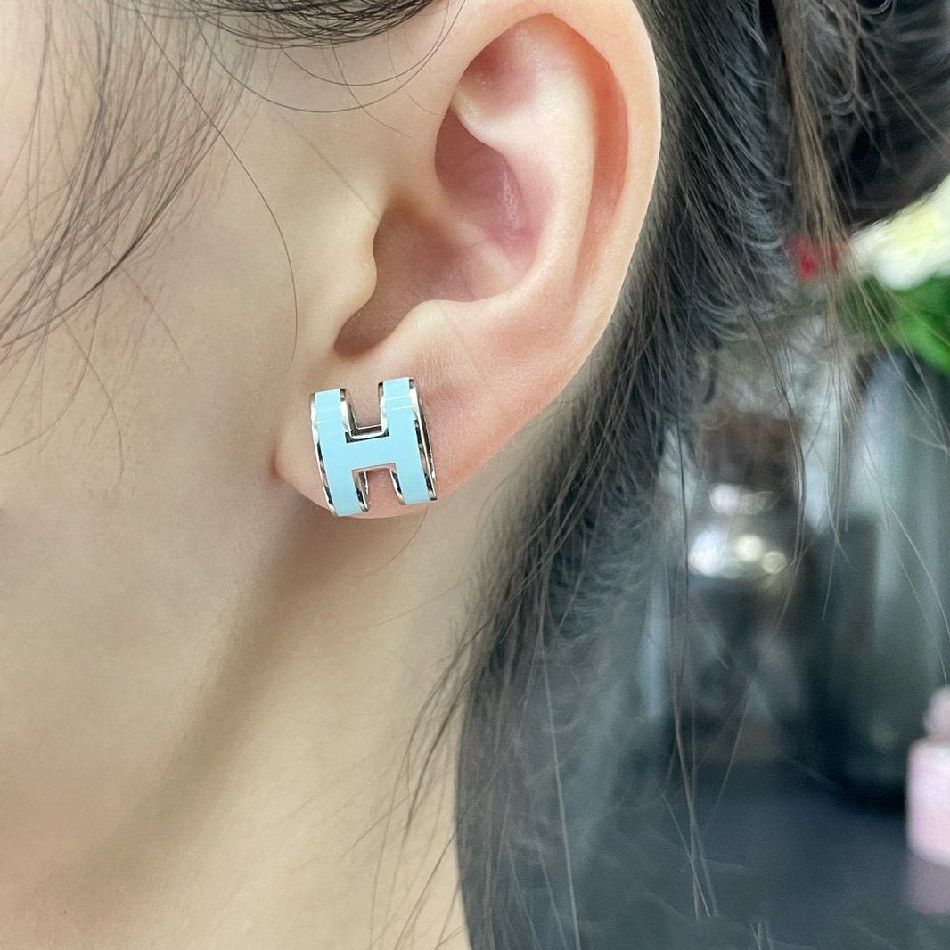 [LUXE NOBLE]POP H SKY BLUE STUD EARRINGS