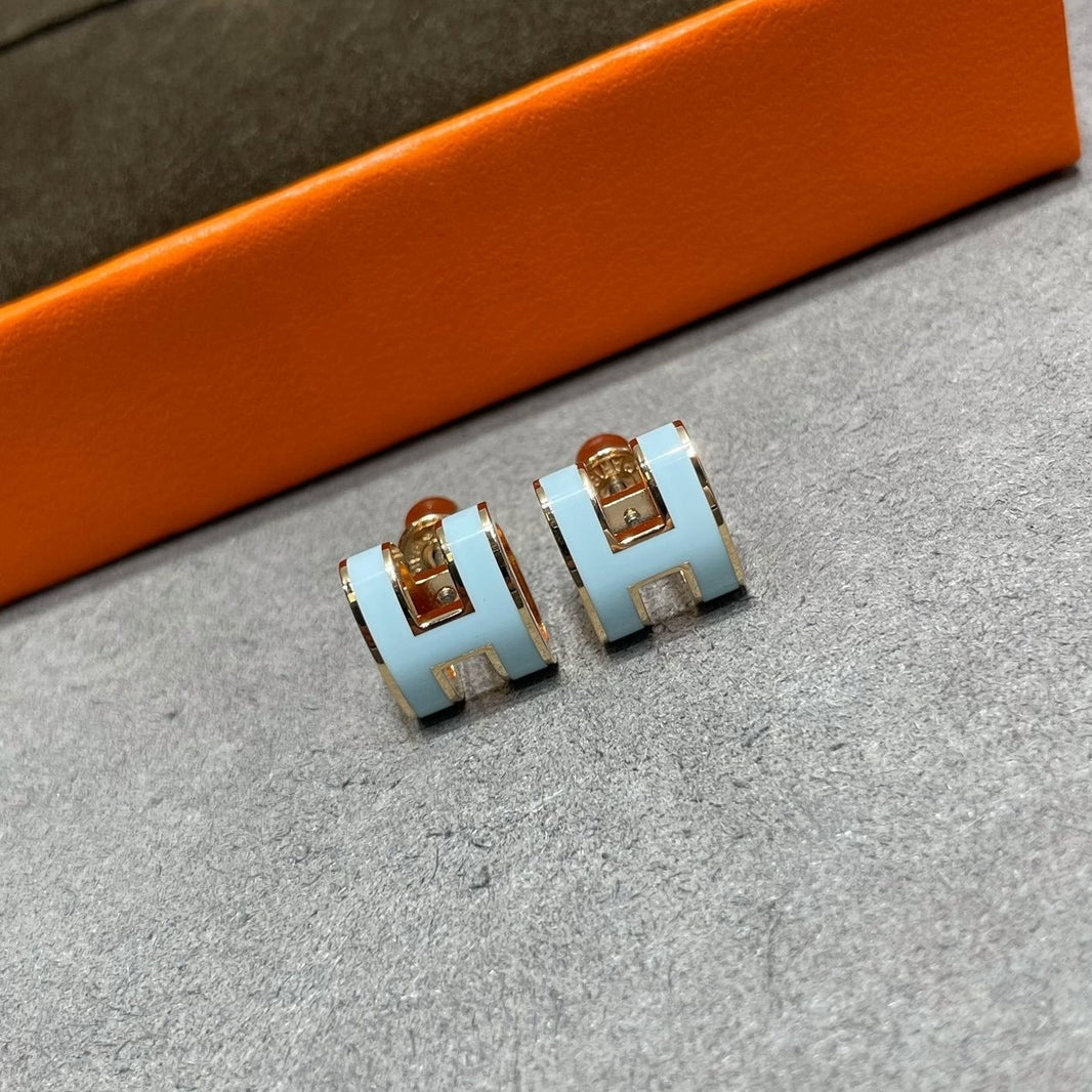[LUXE NOBLE]POP H SKY BLUE STUD EARRINGS