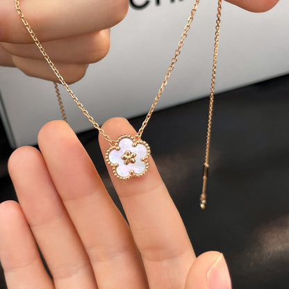 [LUXE NOBLE]LUCKY  WHITE MOP  PLUM BLOSSOM NECKLACE
