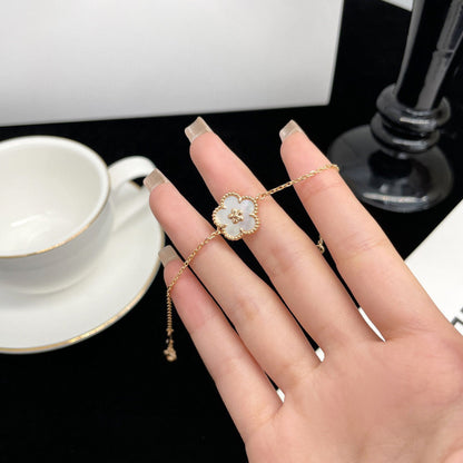 [LUXE NOBLE]LUCKY  WHITE MOP  PLUM BLOSSOM NECKLACE