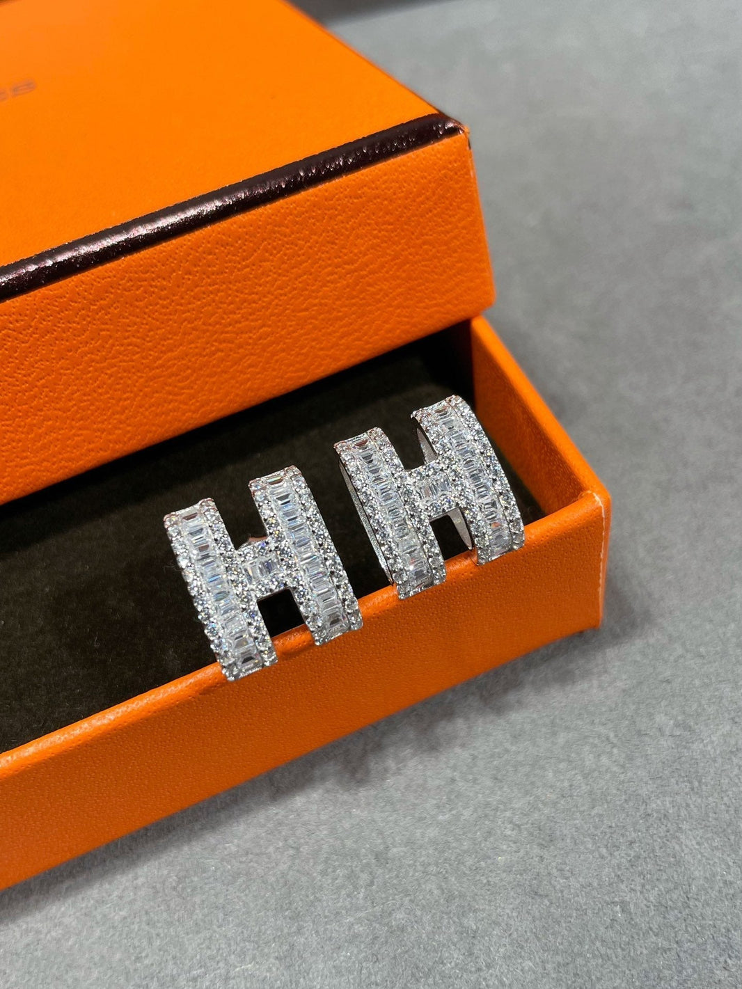 [LUXE NOBLE]H STUD EARRINGS WITH SILVER DIAMONDS