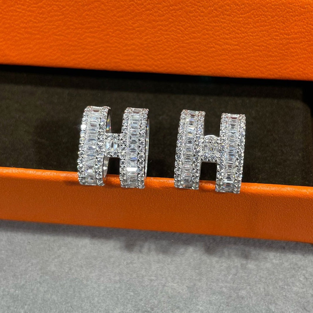 [LUXE NOBLE]H STUD EARRINGS WITH SILVER DIAMONDS
