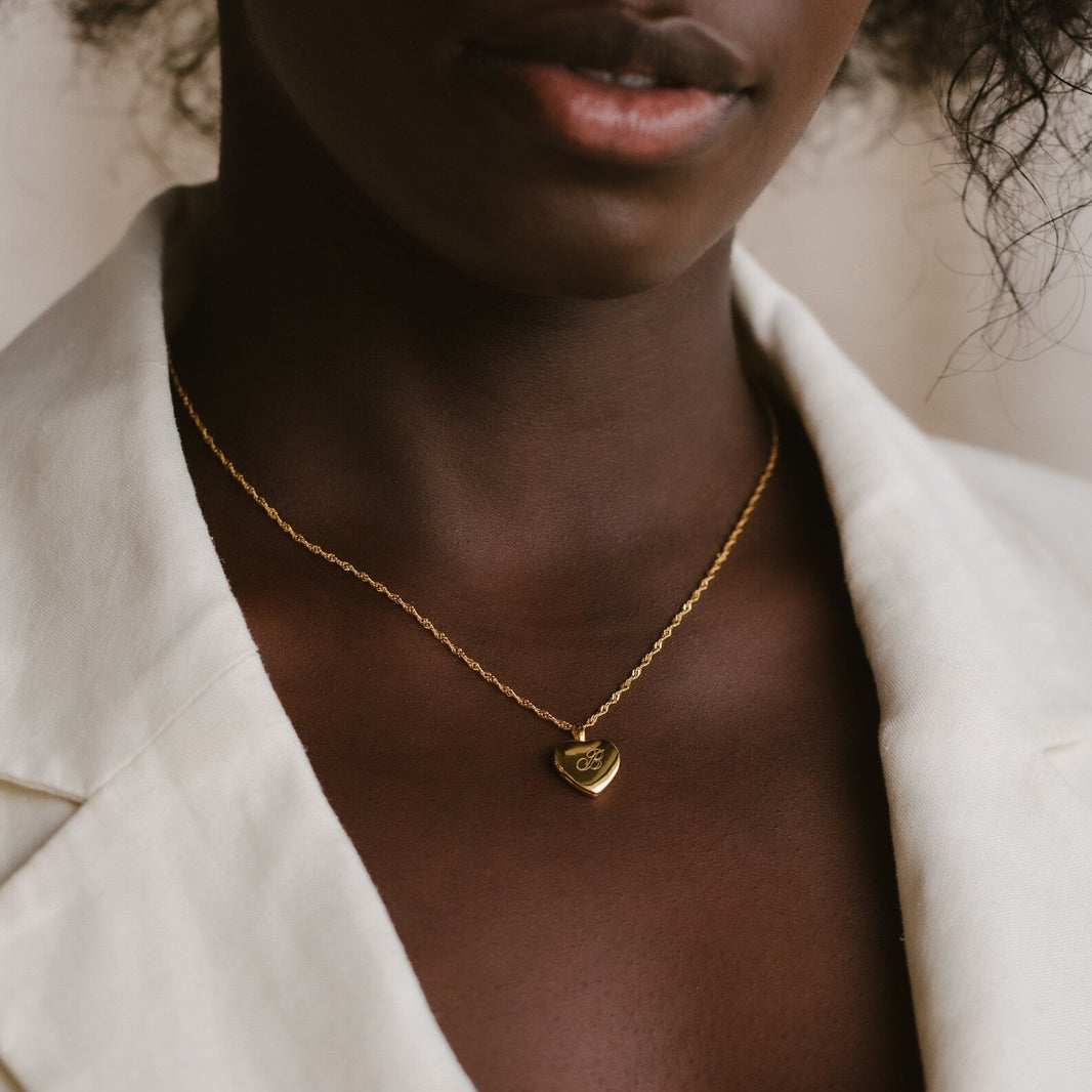 Halskette mit Herzmedaillon und Initialen