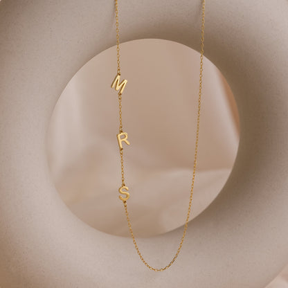 Seitlich getragene Initialenkette