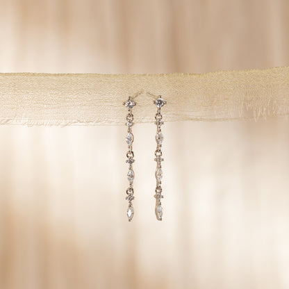 繊細なダイヤモンドドロップイヤリング